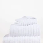 Serviette blanche peignée